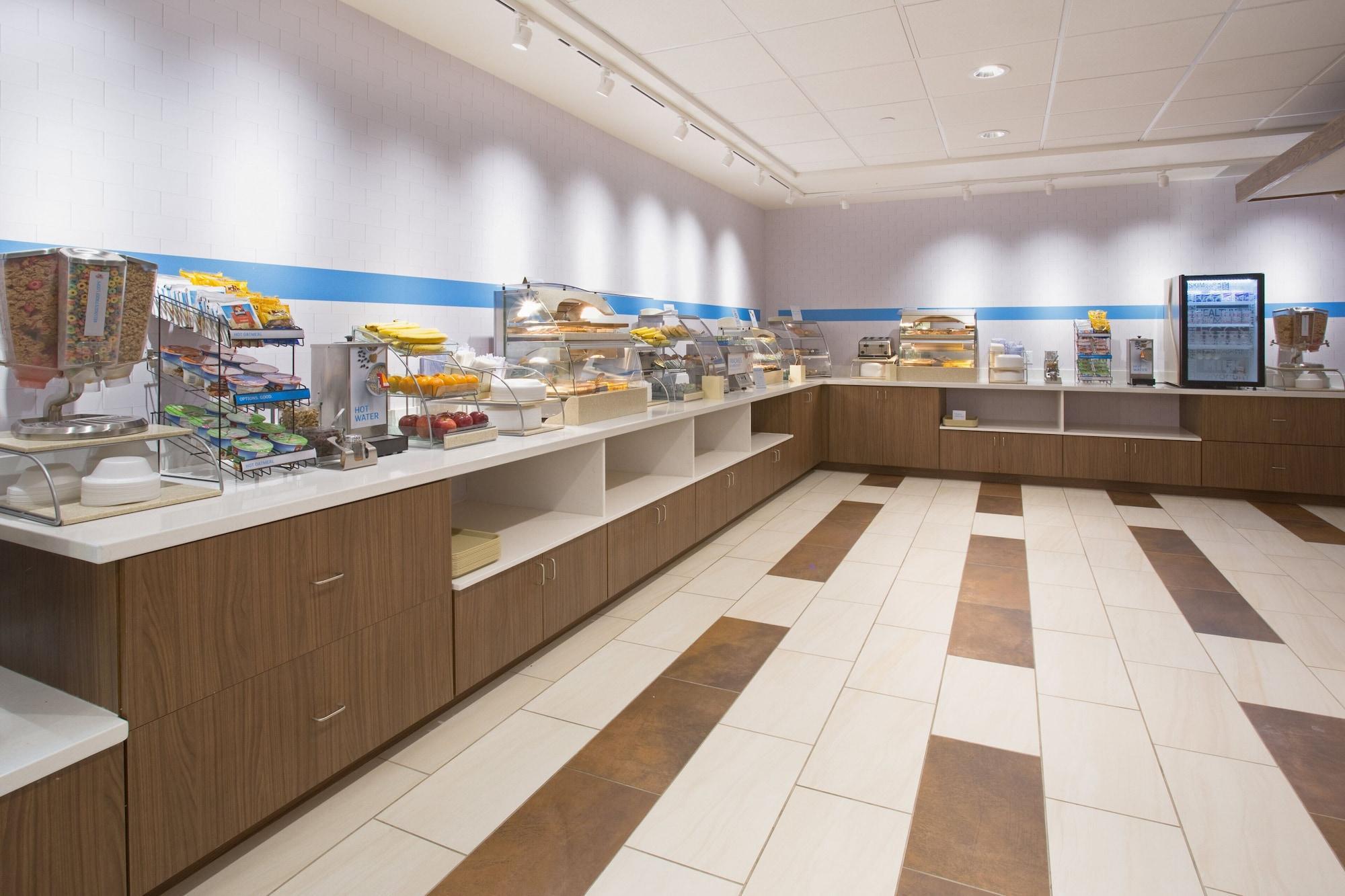 Holiday Inn Express & Suites - Calgary Airport Trail Ne By Ihg Dış mekan fotoğraf